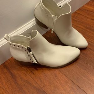 Boots brand new in white size 9.5 never worn at all!